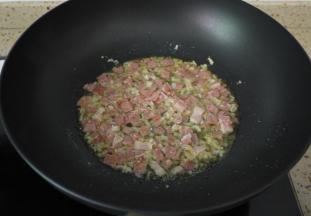 然后加入切成小块的培根，煸炒至金黄色。培根最好煸炒成有点焦脆的程度。这样吃起来更香。