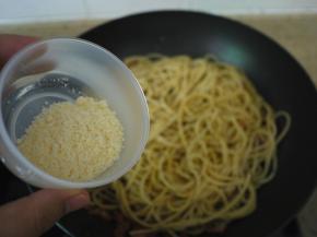出锅前把芝士粉撒在面条上，拌匀即可。