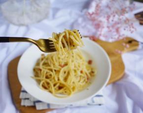 蒜香味十足的培根芝士意大利面就做好了，赶紧来一口吧。