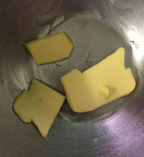 无盐黄油放在干净的打蛋盆中室温软化备用。