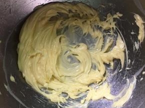 黄油软化后，用电动打蛋器高速打发，打发至顺滑，颜色变白。如果天气太热，特别是在夏天室温很高，黄油软化太严重，可以开空调或者隔冰水打发。