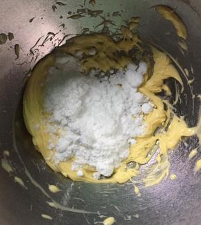 把糖粉加入到黄油中，高速打发至黄油体积膨胀、颜色变白，（可以先用打蛋器手动搅拌一下，让糖粉和黄油混合，以免用电动打蛋器高速打发时糖粉飞起来）