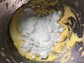 把糖粉加入到黄油中，高速打发至黄油体积膨胀、颜色变白，（可以先用打蛋器手动搅拌一下，让糖粉和黄油混合，以免用电动打蛋器高速打发时糖粉飞起来）