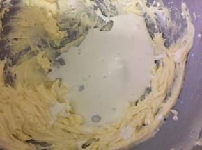 把室温的淡奶油分两次加入到黄油中，用电动打蛋器搅拌均匀，每次都需要等淡奶油被黄油吸收后再加第二次的淡奶油。