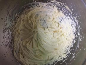 打发好的黄油状态应该是蓬松、颜色发白的。