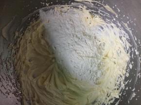把过筛的低筋面粉倒入到黄油糊中，用刮刀拌匀。面糊拌到顺滑无干粉无颗粒就可以了。