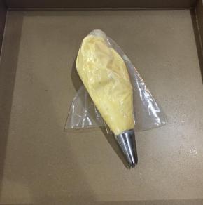 把拌好的曲奇面糊装入裱花袋中，裱花嘴型号是三能的7162。