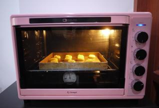 烤箱要提前预热，上下火160度，烘烤20分左右。