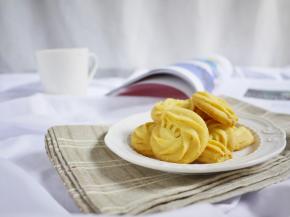 烤好的曲奇取出，放在晾网上冷却就可以食用。