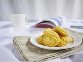 烤好的曲奇取出，放在晾网上冷却就可以食用。