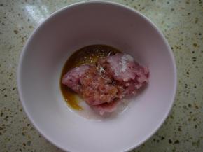 猪肉清洗干净，剁成肉末，加一点盐、糖、生抽、油和料酒拌匀，然后腌制一会。