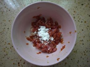 肉末在下锅煸炒之前加一点玉米淀粉，拌匀即可。