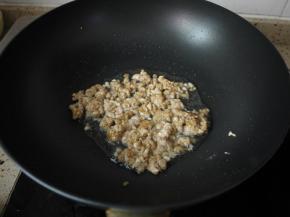 把肉末煸炒至有点焦黄，吃起来有点酥的更好。