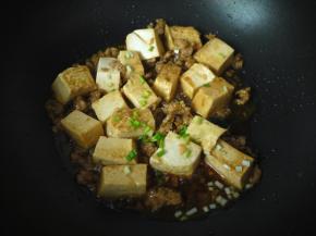豆腐都均匀和上酱汁之后，小火焖煮2分钟，出锅前撒上白胡椒粉和香葱，拌匀就可以了。