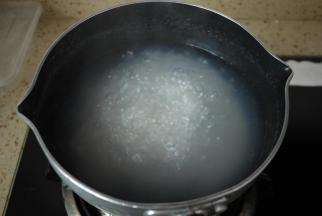 锅里放水，烧开后把西米倒进去煮15分钟，水要多加点，煮的过程中要不时地搅拌一下，防止西米粘锅底上，15分钟过后熄火，这时会发现西米还是有白心，不用担心，盖上锅盖焖10分钟左右，西米就会变成全透明了。