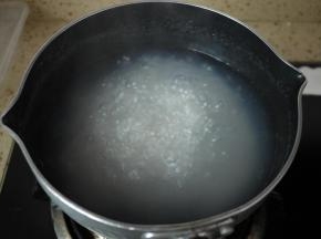 锅里放水，烧开后把西米倒进去煮15分钟，水要多加点，煮的过程中要不时地搅拌一下，防止西米粘锅底上，15分钟过后熄火，这时会发现西米还是有白心，不用担心，盖上锅盖焖10分钟左右，西米就会变成全透明了。