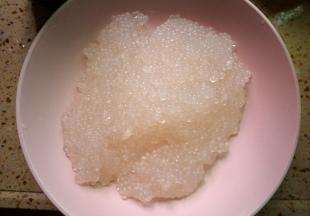 准备一盘冷水，把煮好的西米捞出后倒出冷水中过一下水，等西米降温后就沥干水分，放入冰箱冷藏备用。西米过完冷水会变得更加Q弹。