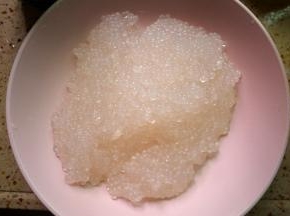 准备一盘冷水，把煮好的西米捞出后倒出冷水中过一下水，等西米降温后就沥干水分，放入冰箱冷藏备用。西米过完冷水会变得更加Q弹。