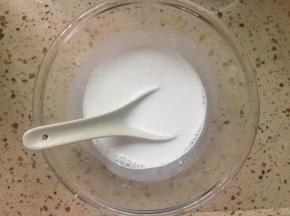 浓缩椰浆和20g牛奶混合均匀，放入冰箱冷藏备用。没有椰浆可以用淡奶油代替。