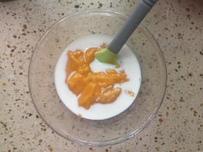 芒果打成果泥后，加上20g牛奶和糖，混合均匀。加牛奶主要是为了调整芒果的浓稠度。