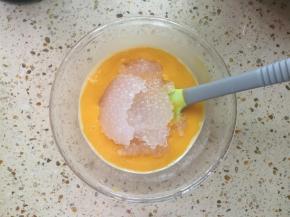 把冷却好的西米放进芒果泥中，搅拌均匀。