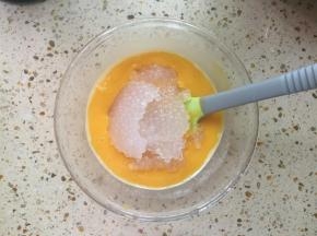 把冷却好的西米放进芒果泥中，搅拌均匀。
