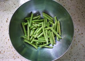 豆角清洗干净，去头去尾，然后切成长段备用。