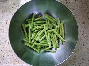 豆角清洗干净，去头去尾，然后切成长段备用。