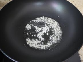 锅烧热，然后倒入一点花生油，把切好的蒜泥倒入锅中，煸炒出蒜香味。