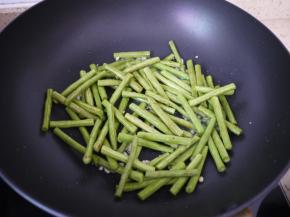 把豆角倒入锅中，大火翻炒至豆角7成熟。