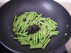 然后加1勺橄榄菜，继续翻炒均匀。