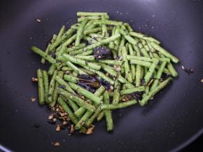 豆角翻炒均匀后加入糖、盐、蚝油进行调味，因为橄榄菜本来就是咸的，所以盐不要加太多。