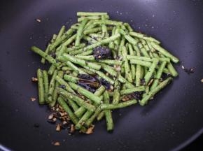 豆角翻炒均匀后加入糖、盐、蚝油进行调味，因为橄榄菜本来就是咸的，所以盐不要加太多。