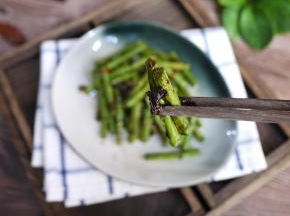 最后把调味料炒均匀就可以出锅了。喜欢吃辣的可以这时候放点小米辣，也是很好吃的。
