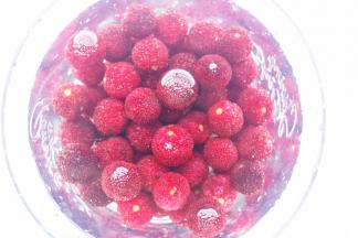 杨梅放入大盆，加满水。