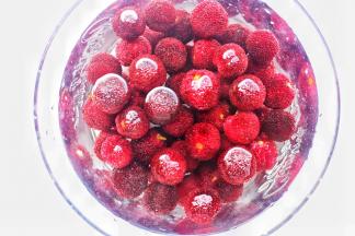 浸泡半小时洗净沥干。