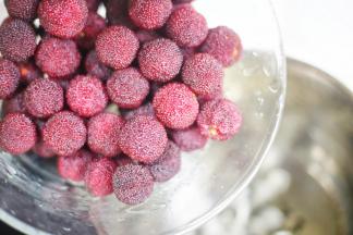 煮锅里加1.5L水，放入杨梅。