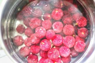 大火煮开后转小火，煮15分钟，放适量冰糖，待冰糖融化关火。