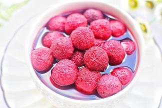 待杨梅汤放凉后，放入冰箱冷藏2小时即可饮用。
