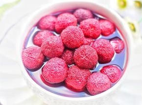 待杨梅汤放凉后，放入冰箱冷藏2小时即可饮用。
