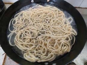 准备一锅清水，加一勺盐，大火煮至沸腾，加入面条，煮三开即可。