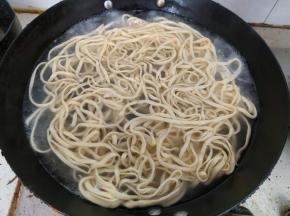 准备一锅清水，加一勺盐，大火煮至沸腾，加入面条，煮三开即可。