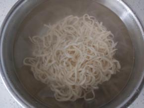 煮好的面条放入冷水盆内。