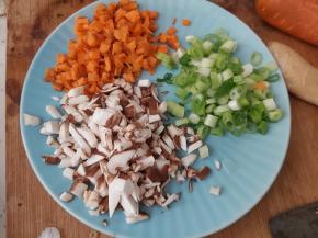 把胡萝卜、香菇、小葱切碎备用。