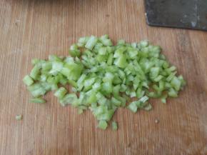 喜欢吃辣的小伙伴再准备点尖椒，一样切碎。