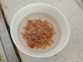 虾米用水浸泡一会。