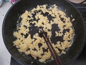 当蛋液全部搅散凝固后马上关火装起来备用。