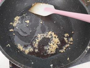 在锅内再次倒入少许植物油，倒入姜末炒香。