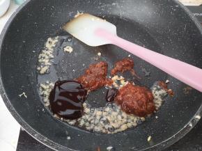 加入豆瓣酱、蚝油，炒匀。