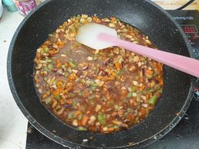 再加入半碗水，炒匀。